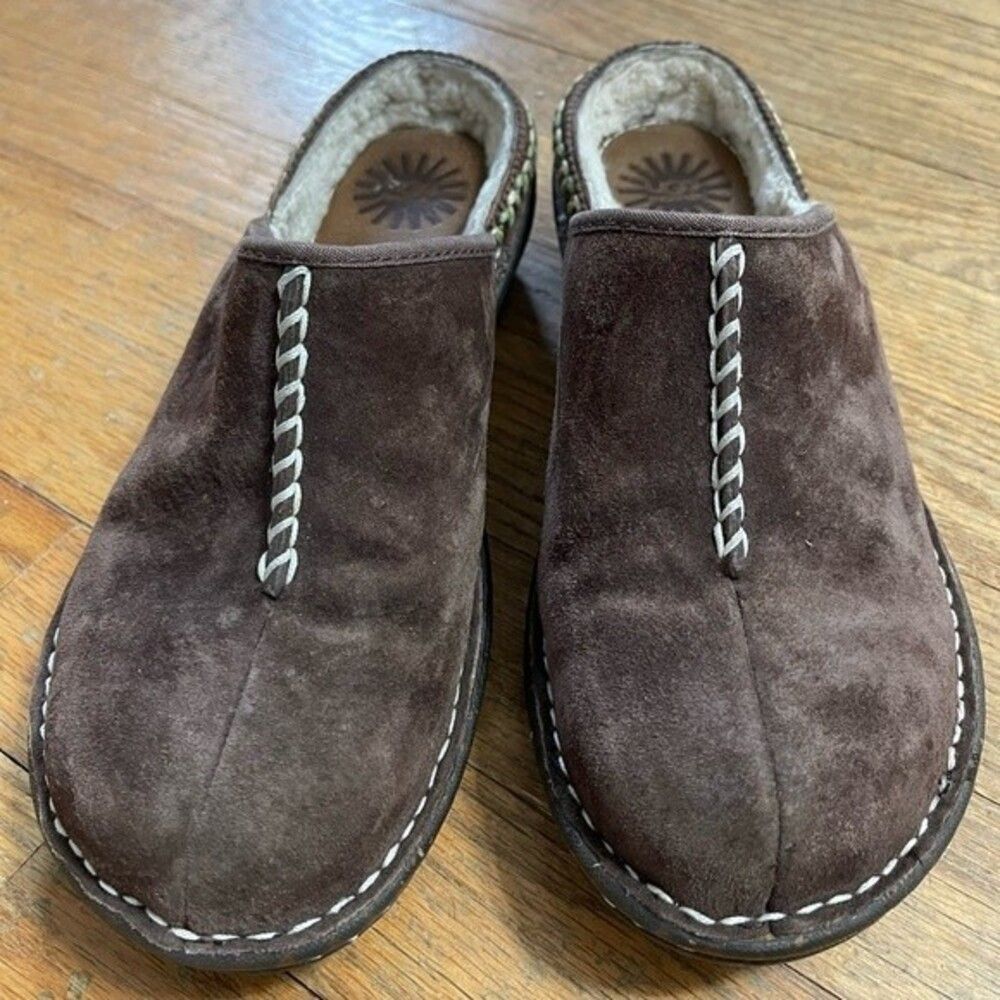 Ugg Australia Kohala Shearling Lined Slip On Clog. Size 8 US.
